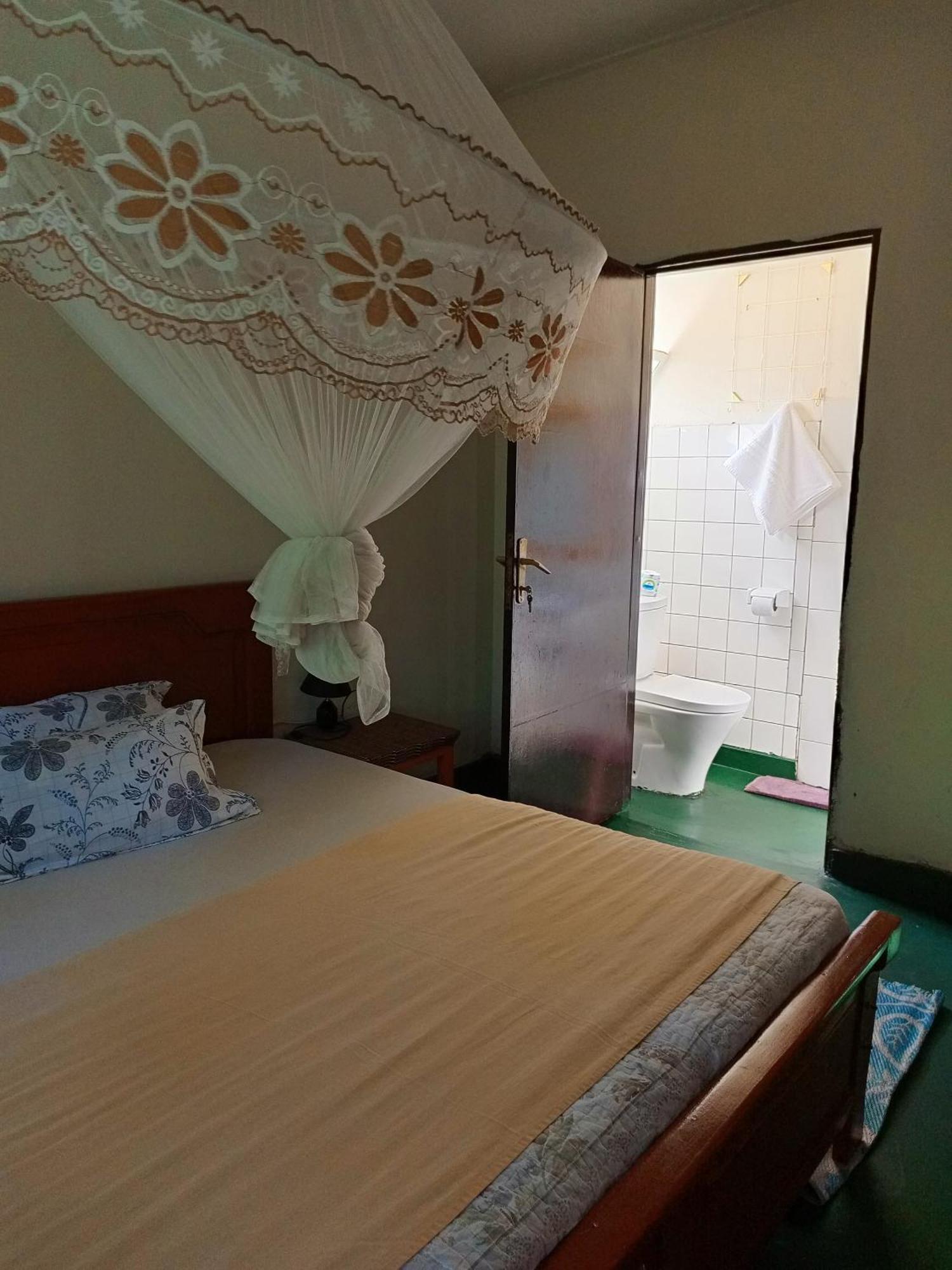 Colibri Taverne & Guest House Gisenyi Exterior foto